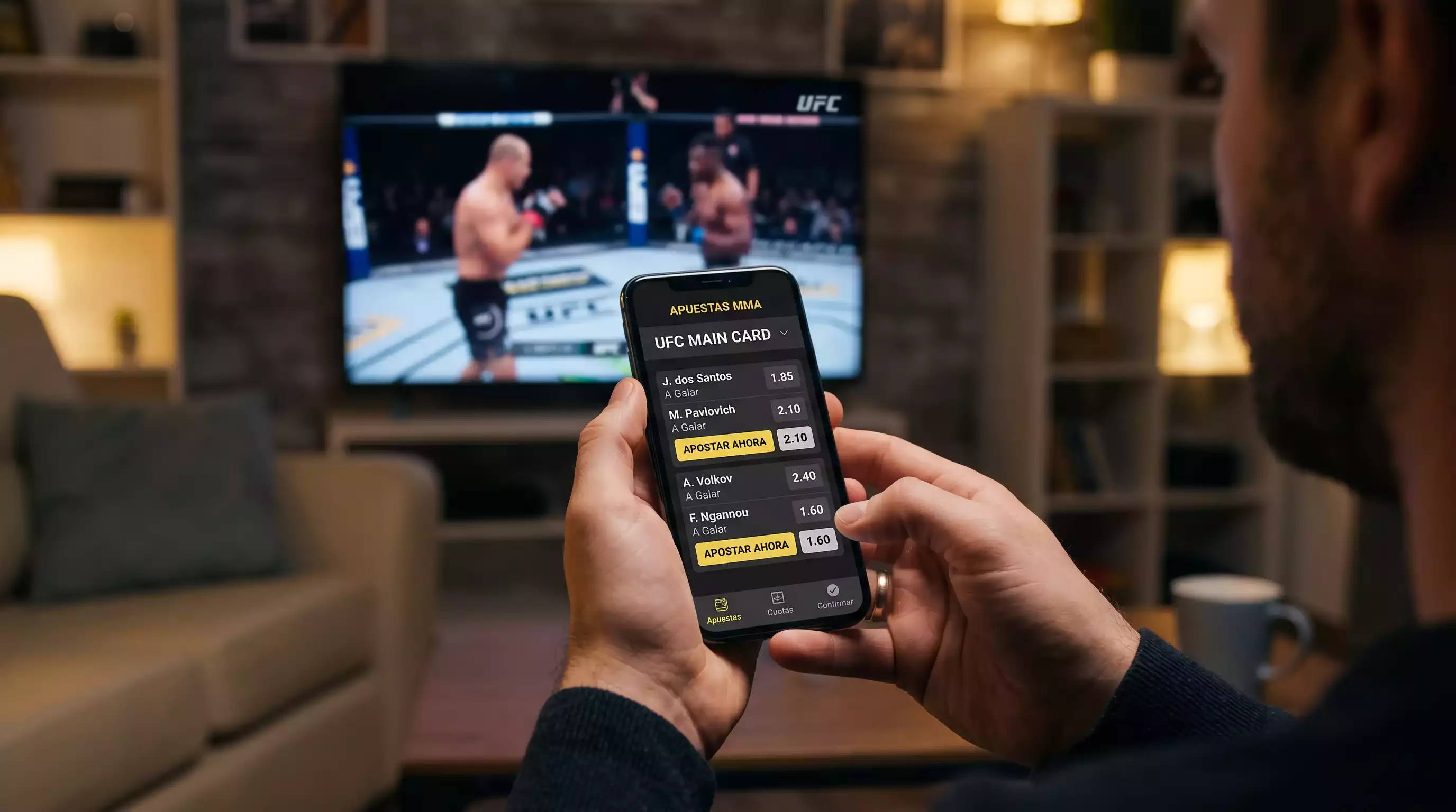 Persona consultando cuotas de apuestas de MMA en su teléfono móvil